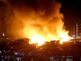 Hỏa hoạn thiêu rụi 80 căn nhà ở Philippines