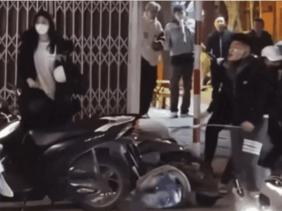 Hà Nội: Điều tra nhóm thanh niên cầm vũ khí lao vào đánh nhau trên phố Lò Đúc