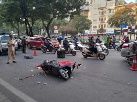 Hiện trường vụ tai nạn ở Hà Nội, nữ sinh viên đi xe máy tử vong thương tâm