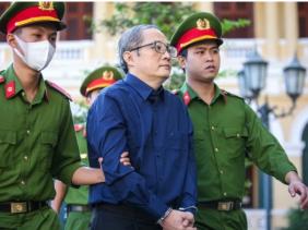 Hình ảnh cựu Giám đốc Bệnh viện TP.Thủ Đức cùng các đồng phạm tại phiên tòa sáng nay
