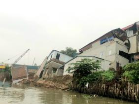 Sạt lở sông Cầu ở Bắc Ninh, thêm nhiều căn nhà bị "nuốt chửng"