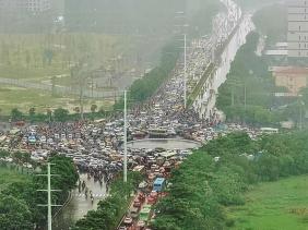 Mưa lớn do ảnh hưởng từ bão số 2, đường phố Hà Nội lại tắc đường "không lối thoát"