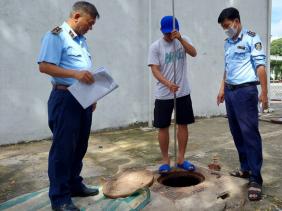 Thọc cây kiểm tra bồn chứa nhiều cửa hàng 'hết xăng', đúng là 'khô bồn'