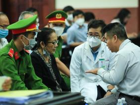 Bị cáo Dương Thị Bạch Diệp được bác sĩ kiểm tra sức khỏe tâm thần tại tòa