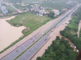 Nhiều đường phố Hà Nội ngập sau mưa lớn