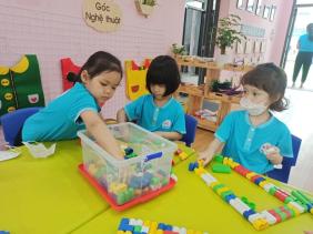 Trẻ mầm non háo hức, vui mừng được đến trường sau gần 1 năm nghỉ học