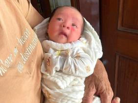 Mẹ bỏ rơi con gái sơ sinh ở trạm điện cùng tờ giấy ghi tên và 15 triệu đồng