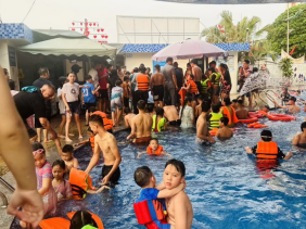 Nam sinh tử vong thương tâm trong bể bơi đông nghẹt người