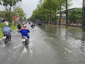 Mưa lớn kéo dài, nhiều tuyến đường tại TP Rạch Giá ngập nặng