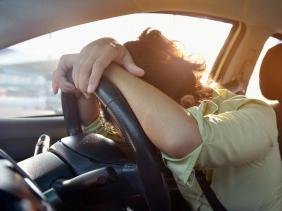 Cảnh báo nguy hiểm khi ngủ trong ô tô bật điều hòa đóng kín cửa để tránh nóng