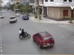 ''Phóng như bay'' qua ngã tư, hai người đi xe máy bị ô tô húc văng