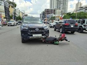 Nữ tài xế lái xe bán tải kéo lê xe máy 20m, nam shipper tử vong thương tâm