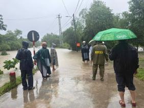 Nước lũ chảy xiết, cuốn trôi xe taxi, tài xế may mắn thoát chết