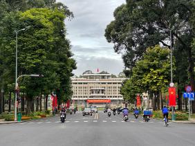 Lễ Quốc khánh 2.9: Đường phố TP.HCM thông thoáng, cờ đỏ sao vàng rực rỡ khắp nơi