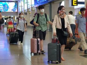 Người dân ùn ùn đổ về sân bay Tân Sơn Nhất để đi chơi lễ