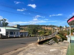 Tá hỏa phát hiện bé sơ sinh đặt trong túi nylon màu đen, bị bỏ rơi trên cầu treo