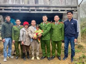 Thiếu tá công an kể lại khoảnh khắc tìm thấy bé gái 2 tuổi bị lạc hơn 1 ngày trong rừng ở Nghệ An