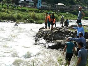 Tìm thấy thi thể bé trai 13 tuổi bị đuối nước khi tắm ở đập tràn