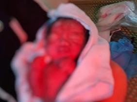 Bé gái sơ sinh bị bỏ rơi trong hang đá ở vùng cao Sơn La