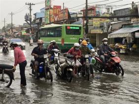 TP.HCM: Triều cường dâng cao, người dân bì bõm giữa dòng nước ngập
