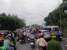 Đường TP.HCM về miền Tây ‘nêm cứng’, kẹt xe hàng km