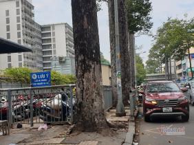 Vỉa hè dành cho người đi bộ bị 'xẻ thịt' làm bãi giữ xe ở Sài Gòn