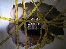 Bên trong hiện trường vụ cháy. (Ảnh: Dân trí)  Theo thông tin từ Bệnh viện Đa khoa vùng Tây Nguyên, bé trai 1 tháng tuổi được đưa vào bệnh viện trong tình trạng bỏng độ 1, 2 vùng mặt, cổ và được theo dõi kỹ về hô hấp.  Ngoài ra, bệnh viện tiếp nhận bệnh nhân D.H.Đ. (29 tuổi, cán bộ Phòng Cảnh sát Phòng cháy chữa cháy và Cứu nạn cứu hộ, Công an tỉnh Đắk Lắk) trong tình trạng khó thở, thở rít và đang được theo dõi ngộ độc khí CO.