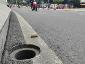 Xác minh nguyên nhân loạt nắp chắn rác cầu Nguyễn Hữu Cảnh biến mất