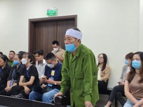 Xét xử vụ bé gái 3 tuổi bị đóng đinh vào đầu: Ông nội đau đớn, bật khóc trước tòa
