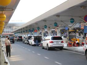 Xe buýt được đón khách ở ga quốc nội Tân Sơn Nhất