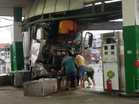 Xe tải lao vào cây xăng