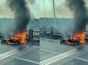 Đang lưu thông trên cầu Vĩnh Tuy, xe máy bốc cháy dữ dội