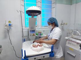 Xót xa phát hiện bé trai mới sinh không mặc quần áo, còn nguyên dây rốn bị bỏ rơi