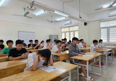 Thứ Năm, 20/08/2026, 09:45 (GMT+7) Dự thảo thi vào lớp 10 chỉ với 2 môn Toán, Ngữ văn: Giảm môn thi, chưa chắc giảm áp lực