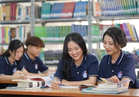 Giải mã "cơn sốt" Sư phạm: Nhiều "đòn bẩy" hấp dẫn, điểm chuẩn tăng mạnh khiến thủ khoa cũng "toát mồ hôi"