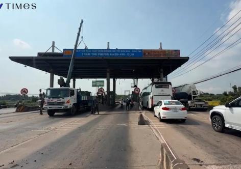 Bắt đầu tháo dỡ hai trạm thu phí “bỏ hoang” trên Quốc lộ 51