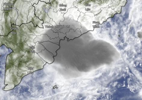 Mây dông đang kéo vào, trung tâm TP.HCM mưa trái mùa, chiều tối mưa nhiều hơn