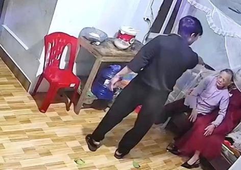 Diễn biến mới nhất vụ con trai đánh gãy tay mẹ mùng 3 Tết