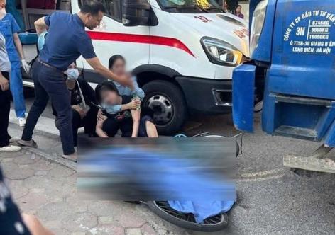 Tai nạn giao thông ở Hà Nội: Nam sinh lớp 6 tử vong gần cổng trường học, xót xa cảnh người nhà khóc ngất tại hiện trường