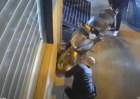 Xác minh clip tài xế Range Rover dùng vật nhọn chọc thủng lốp xe máy SH