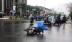 Gió lớn quật ngã hàng loạt người, xe máy đang chạy trên đường phố Tuy Hòa