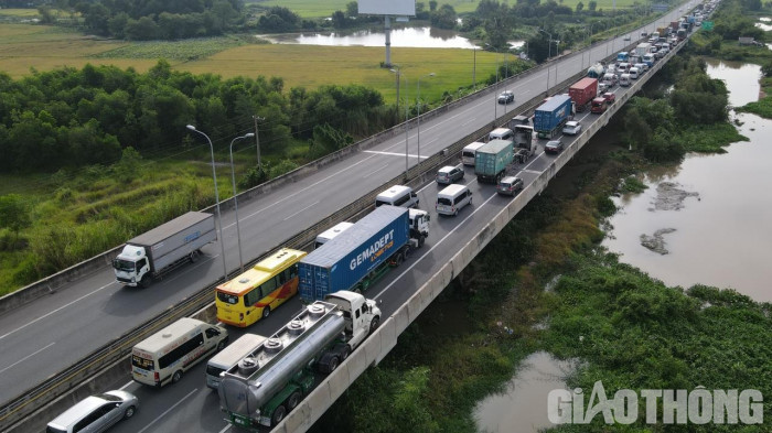 Ùn tắc cao tốc TP.HCM - Long Thành - Dầu Giây ngày đầu thu phí không dừng 4