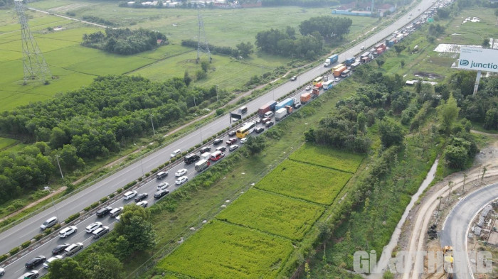 Ùn tắc cao tốc TP.HCM - Long Thành - Dầu Giây ngày đầu thu phí không dừng 5