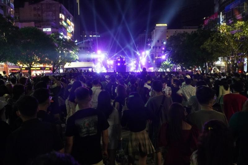 Người dân tham dự lễ countdown mừng năm mới 2022 ở phố đi bộ Nguyễn Huệ. Ảnh: Chân Phúc