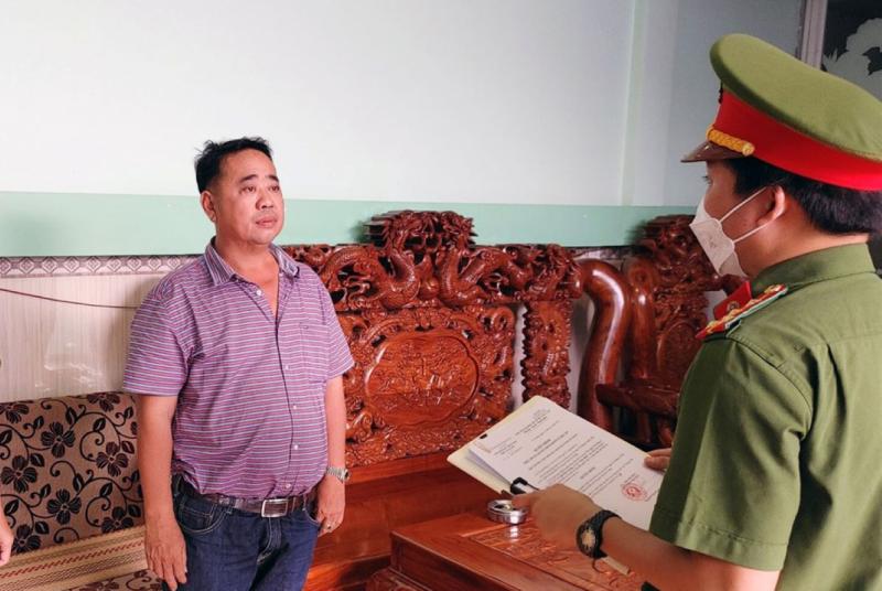Cơ quan Cảnh sát Điều tra Công an tỉnh An Giang đọc lệnh khởi tố vụ án, khởi tố bị can và cấm đi khỏi nơi cư trú đối với Ngô Phú Cường vào ngày 22.4.2022. Ảnh: Công an tỉnh An Giang