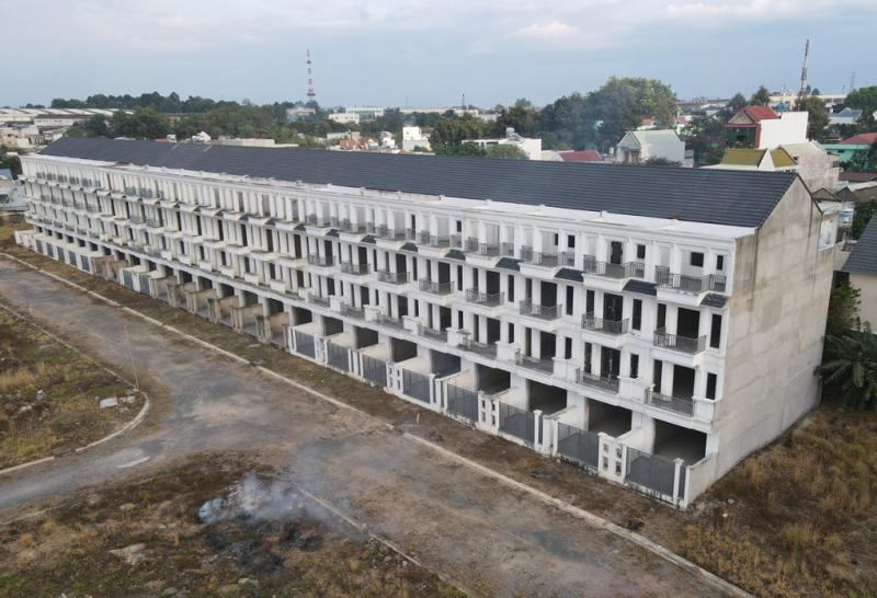 Một dãy nhà thương mại đã được xây dựng. Ảnh: Phước Tuấn