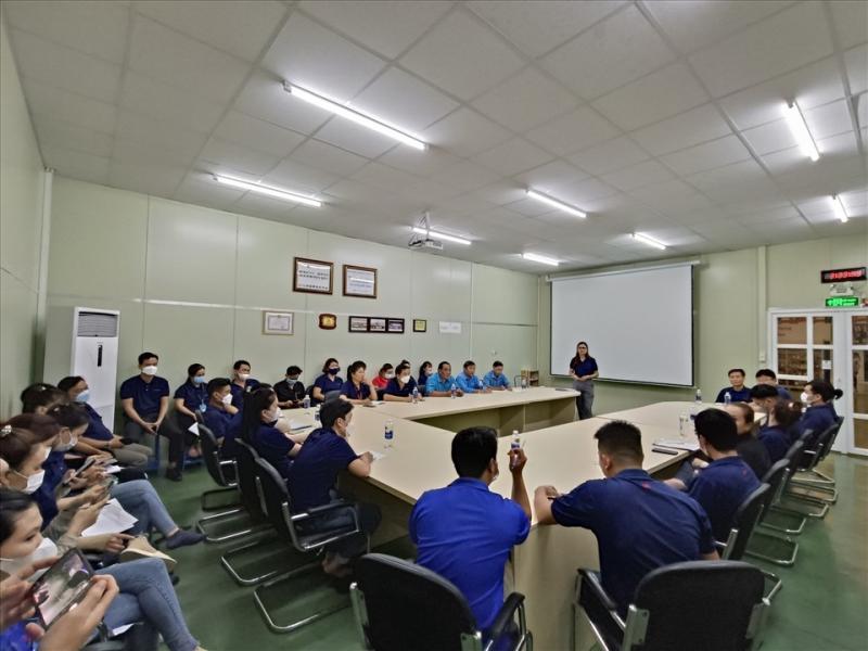 Quang cảnh buổi họp thống nhất kế hoạch hỗ trợ công nhân bị mất việc vào ngày 10.11 giữa đại diện lãnh đạo LĐLĐ tỉnh An Giang và Công ty TNHH An Giang Samho. Ảnh: CTV