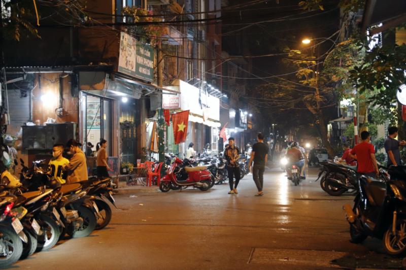 Tối 14/4, nhiều người dân và du khách đến thưởng thức các món ăn làm từ phở tại phố Ngũ Xá. Ảnh: Văn Hiếu