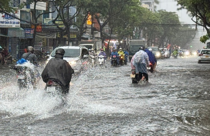 Nhiều địa phương ở Đà Nẵng cho học sinh nghỉ học tránh bão Fengshen. Ảnh: Người lao động