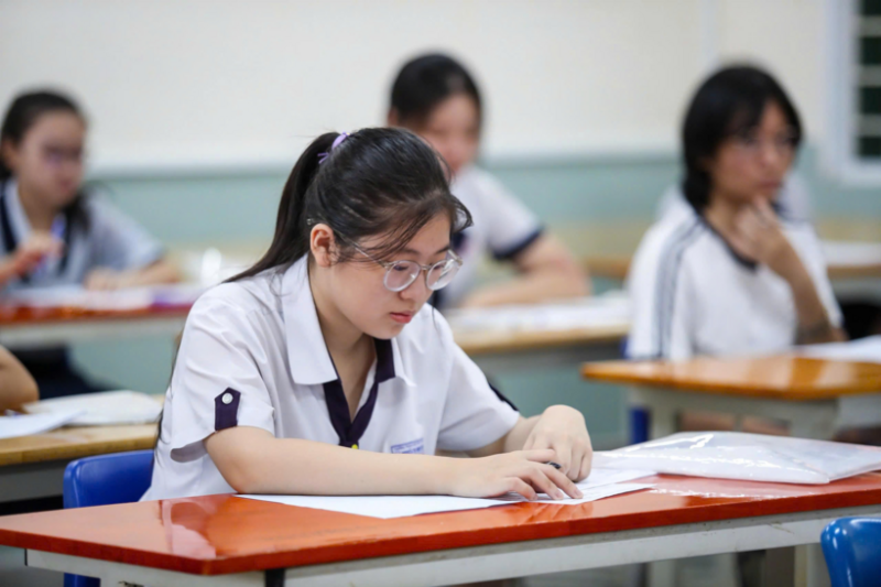 Thí sinh chỉ được viết bằng một màu mực trong suốt quá trình làm bài thi tốt nghiệp THPT 2026. Ảnh minh họa